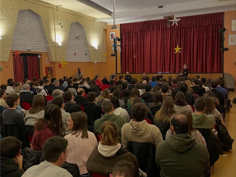 Quando il Vangelo incontra la vita: i giovani dialogano con l’Arcivescovo Delpini